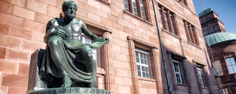 Die Aristoteles-Statue vor dem Kollegiengebäude der Universität Freiburg