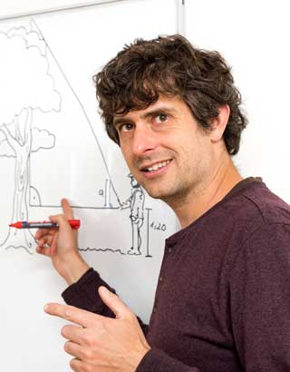 David Koetter erklärt eine Aufgabe an einem Whiteboard